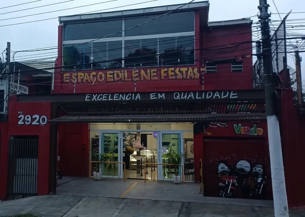 Fachada do Espaço Edilene Festas na Av. Líder, 2920, Itaquera